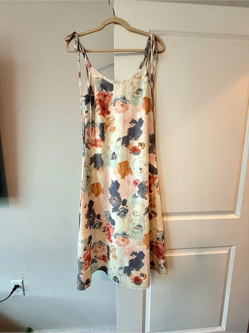 Dazy Floral Midi Dress in White & Multicolor Size Small Like New